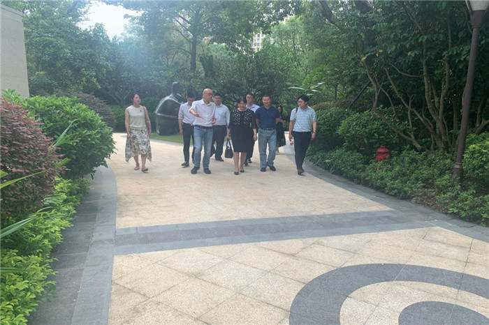 华商银行总行领导莅临考察泰丰地产2.jpg